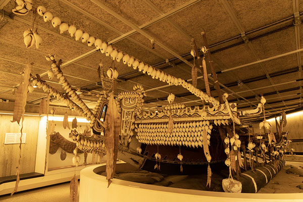 Foto de Outrigger canoe decorated with cowrie shells on display in the national musem of Port Moresby - Papúa Nueva Guinea - Oceania