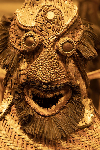 Richly decorated mask in the national museum | National Museum | Papoea Nieuw Guinea