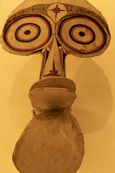Foto van Slender mask on display in the museumPort Moresby - Papoea Nieuw Guinea