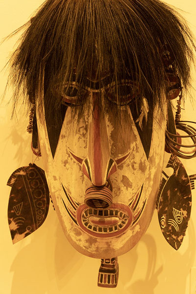 Foto van Wooden mask with hair in the national museum - Papoea Nieuw Guinea - Oceanië