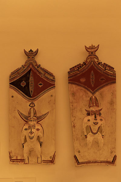 Foto de Two sculpted wooden objects in the museum - Papúa Nueva Guinea - Oceania