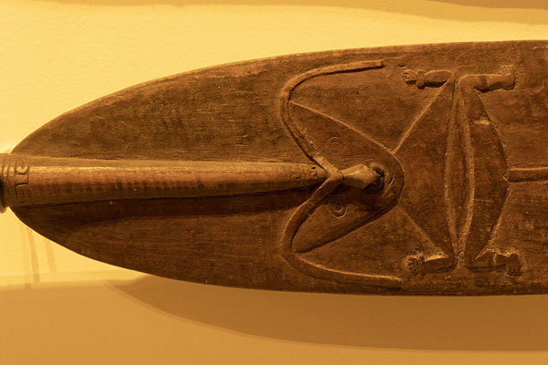 Foto van Detail of a carved decoration in a wooden oarPort Moresby - Papoea Nieuw Guinea