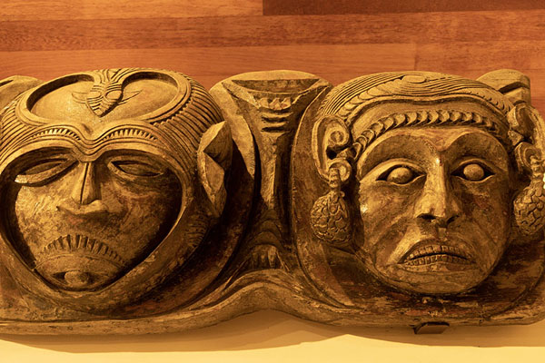 Two heads sculpted out of wood, detail of an object in the national museum | National Museum | Papua Nuova Guinea