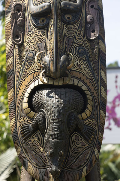Foto van Detail of a wooden scultpure with a crocodile coming out of a mouthPort Moresby - Papoea Nieuw Guinea