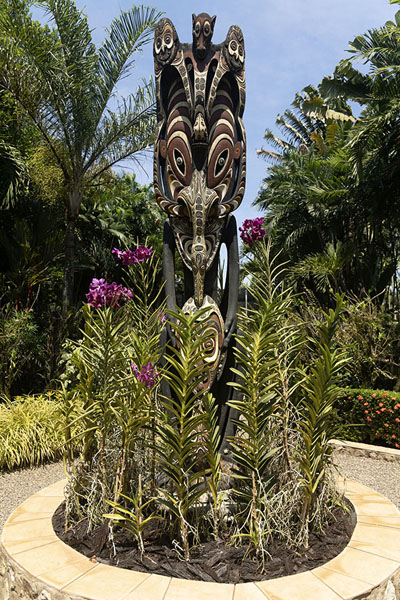 Statue in the National Orchid Garden | National Orchid Garden | Papoea Nieuw Guinea
