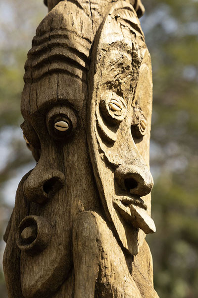 Foto van Wooden mask in the Nature ParkPort Moresby - Papoea Nieuw Guinea