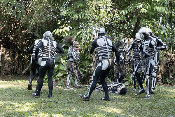 Foto van Skeleton people walking around a skeleton woman who was abducted by their enemySkeleton Men - Papoea Nieuw Guinea