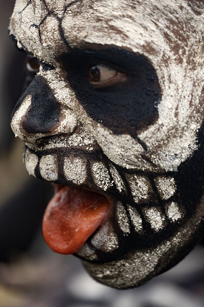 Close-up of a skeleton man with his tongue stuck out | Skeleton Men | Papúa Nueva Guinea