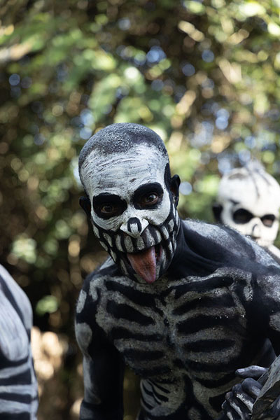 Foto van One of the skeleton men showing his tongueSkeleton Men - Papoea Nieuw Guinea