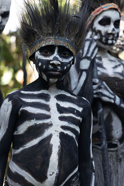 Foto van Skeleton kid posing for the pictureSkeleton Men - Papoea Nieuw Guinea