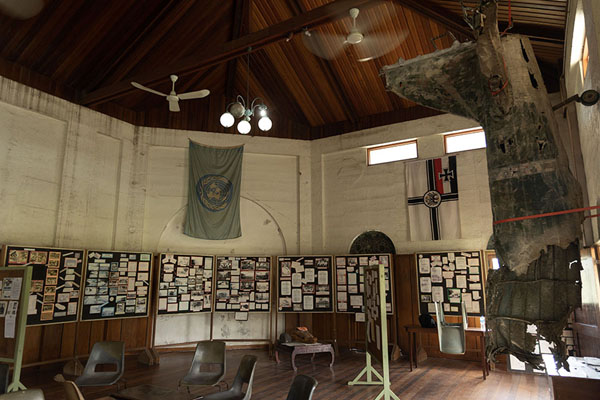 Foto van The hall of the New Guinea Club with various historic artefactsRabaul - Papoea Nieuw Guinea