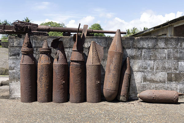 Foto de Weapons used in World War II at the New Guinea Club in Rabaul - Papúa Nueva Guinea - Oceania