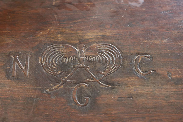 The emblem of the New Guinea Club in wood | Yamamoto bunker | Papoea Nieuw Guinea