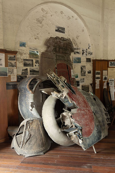 Foto van Remains of a Japanese Zero fighter plane in Rabaul MuseumRabaul - Papoea Nieuw Guinea