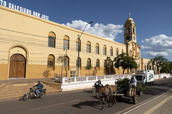 Foto van Horse cart in a street of Concepción with Parroquía María Auxiliadora San José in the backgroundConcepción - Paraguay