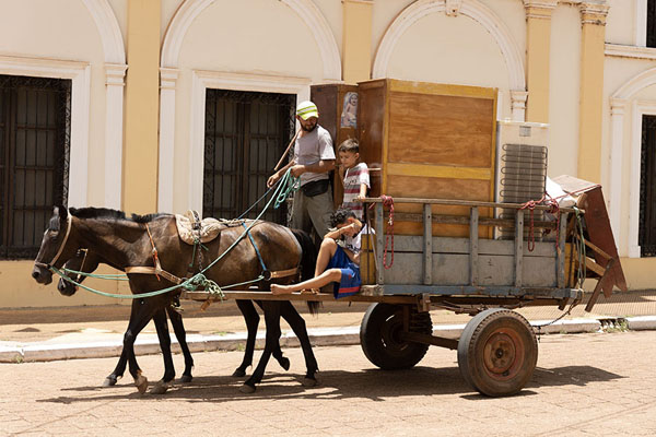 Foto van Man and kids with horse-driven cart in ConcepciónConcepción - Paraguay