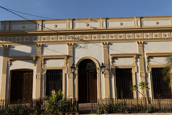 Photo de Afternoon sunlight on a colonial building in ConcepciónConcepción - le Paraguay