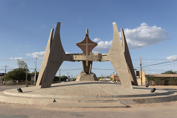 Photo de The Convivencia y Desarrollo monument in FiladelfiaFiladelfia - le Paraguay