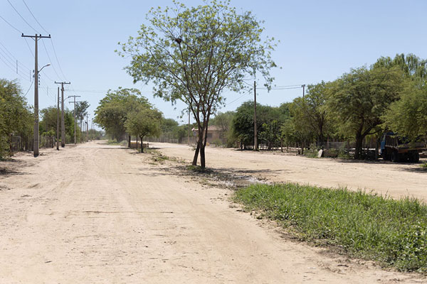 Foto van Empty and dusty street in Mariscal Estigarribia - Paraguay - Amerika