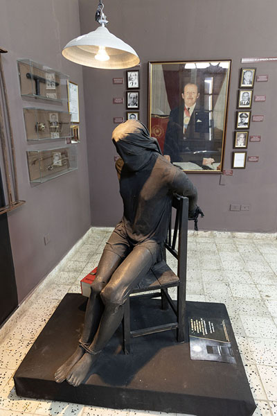 Photo de Torture chair on display in the Museo de las MemoriasMuseo de las Memorias - le Paraguay
