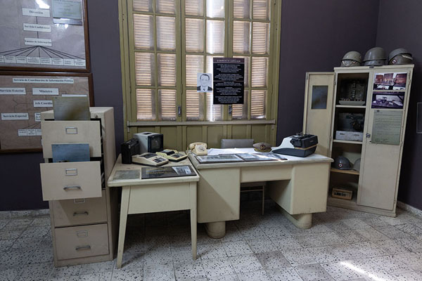 Foto van Desk and cupboards used during the Stroessner dictatorshipMuseo de las Memorias - Paraguay