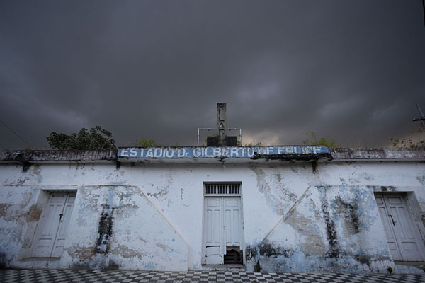 Photo de Threatening skies over white buildings in PilarPilar - le Paraguay