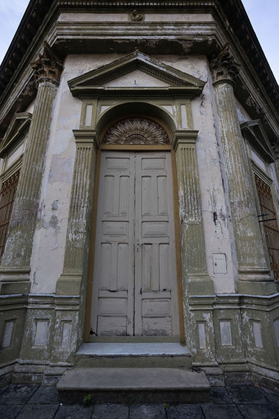 Photo de One of the many wooden doors in PilarPilar - le Paraguay