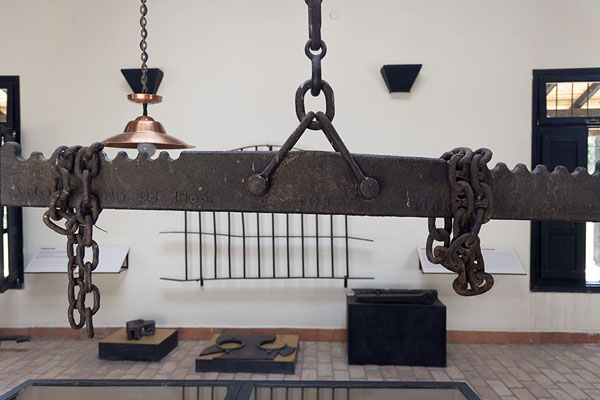 Scale cast in iron on display in the iron factory museum | Ybycui National Park | le Paraguay