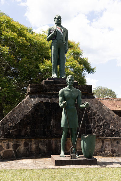 Photo de Statues cast at the iron factory near Ybycui National ParkYbycui National Park - le Paraguay
