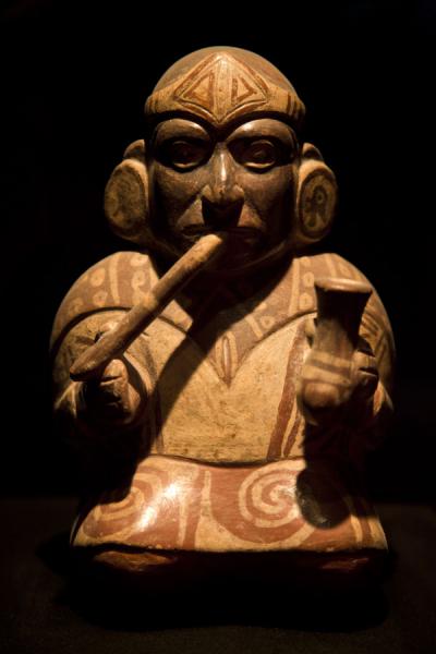 Foto de Fine example of ceramics representing a human figure - Perú - América