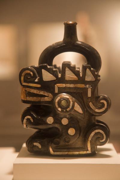 Foto di Ceramics of a crested animalLima - Peru