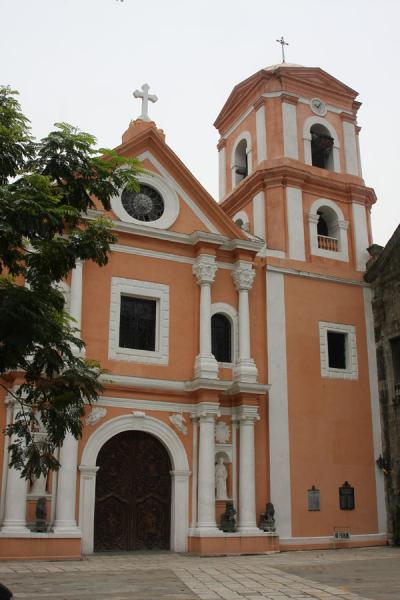 Picture of Intramuros (Philippines): Lovely San Agustin Church is bigger than it looks from the outside