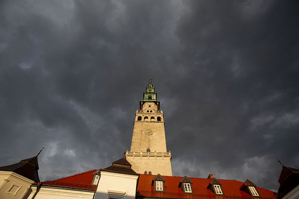 The bell tower and some of the buildings of the monastery under a dark sky | Monasterio de Jasna Góra | Polonia
