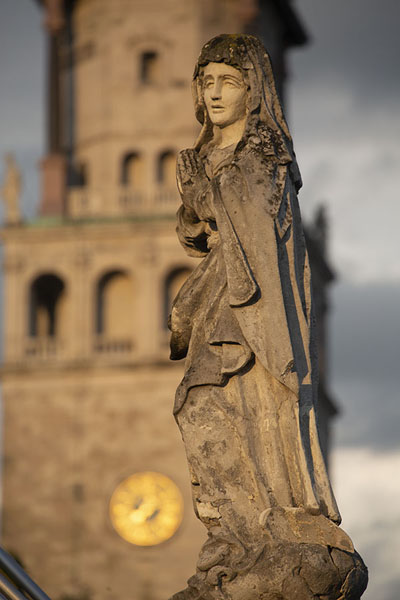Foto di Statue with part of the bell tower in the backgroundCzęstochowa - Polonia