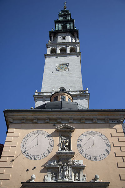 Looking up the bell tower with clocks at the monastery of Jasna Góra | Monasterio de Jasna Góra | Polonia