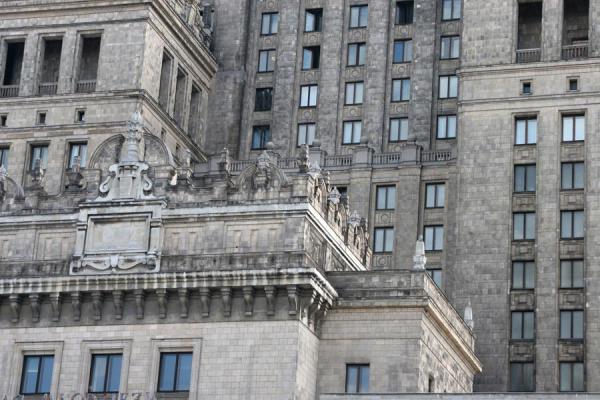 Photo de Detail of the Palace of Culture: grey tones and harsh style - Pologne - Europe