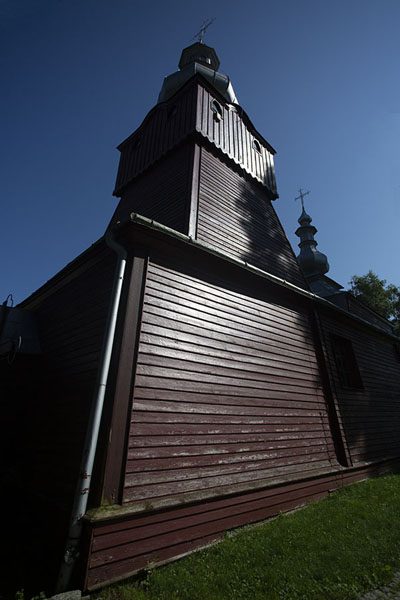 The dark red church of St Peter and St Paul in Tylicz | Houten kerken van Zuid Polen | Polen