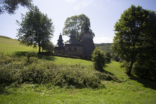 Foto de The church of Dubne lies on a hill overlooking the village - Polonia - Europa