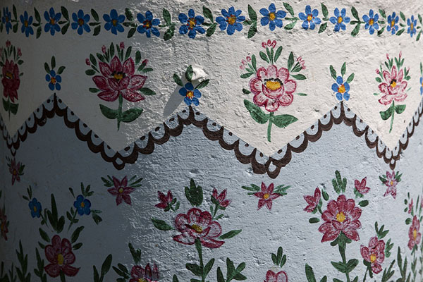 Foto di Close-up of a big vase in Zalipie covered in flower paintingsZalipie - Polonia