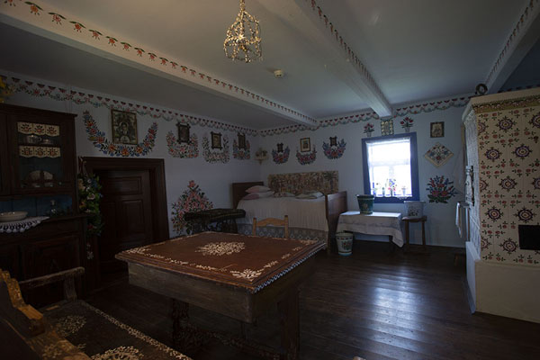 Interior of a house in Zalipie, also covered in flower paitings | Casas pintadas de Zalipie | Polonia