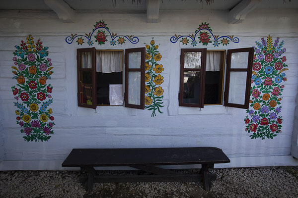 One of the many houses in Zalipie decorated with flower paintings | Casas pintadas de Zalipie | Polonia