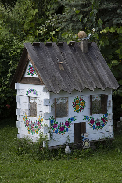 Dog kennel painted with flowers in Zalipie | Casas pintadas de Zalipie | Polonia