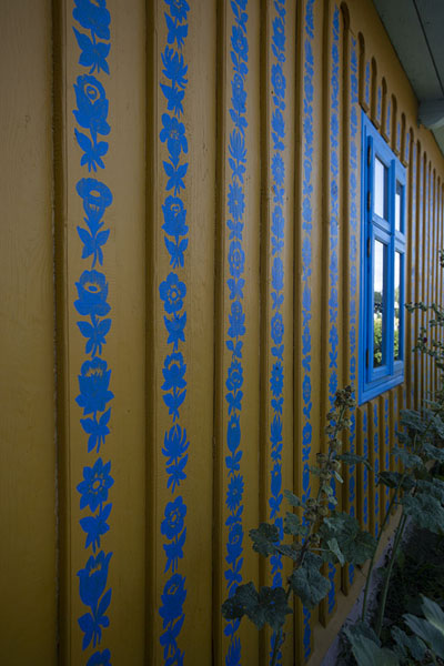 House with painted blue flowers | Casas pintadas de Zalipie | Polonia