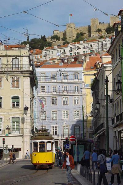 Photo de Typical tram in Lisbon - le Portugal - Europe