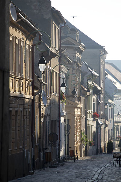 Foto van Morning light falling into one of the quiet streets of the old town of BrașovBrașov - Roemenië