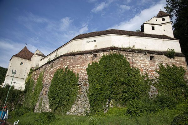 Foto di The walls of the Weaver's Bastion seen from below - Rumania - Europa