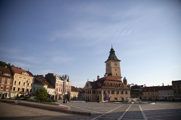Foto van Main square of the old town of Brașov with the Council house in the middle - Roemenië - Europa