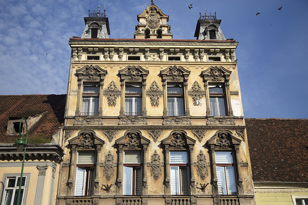 Foto van One of the richly decorated buildings in the old town of BrașovBrașov - Roemenië