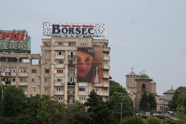 Foto van Apartment block and church on Unirii Avenue - Roemenië - Europa
