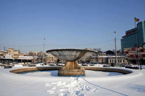 Photo de Zodiac fountain in the snow of Carol Park - Roumanie - Europe